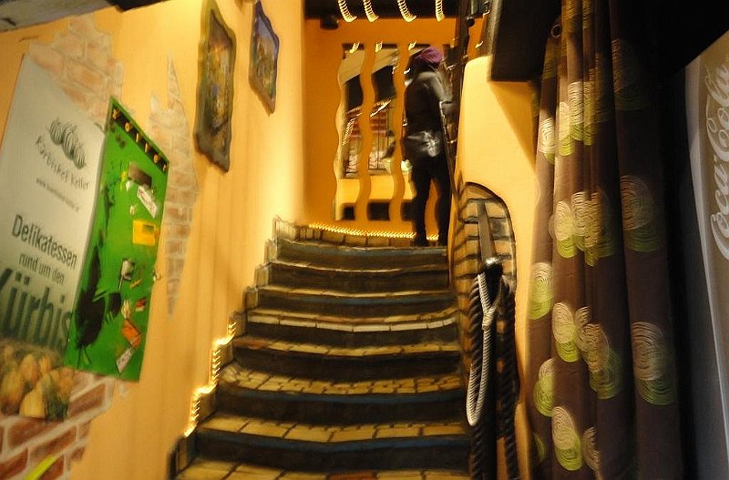 DSC01076 01.JPG - A lépcső sem egyenes, még a padló is hullámos.